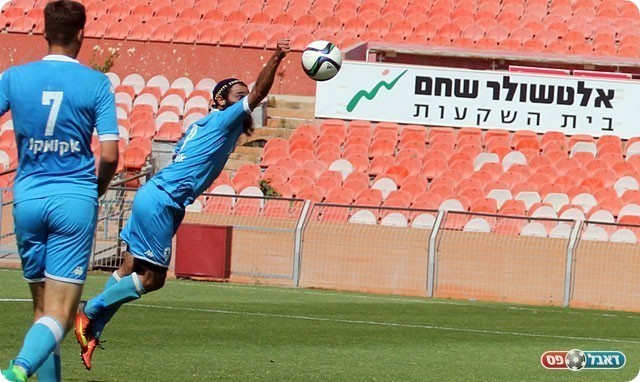 כהן צדק ממציא מחדש את יד האלוהים (לירן דורף)